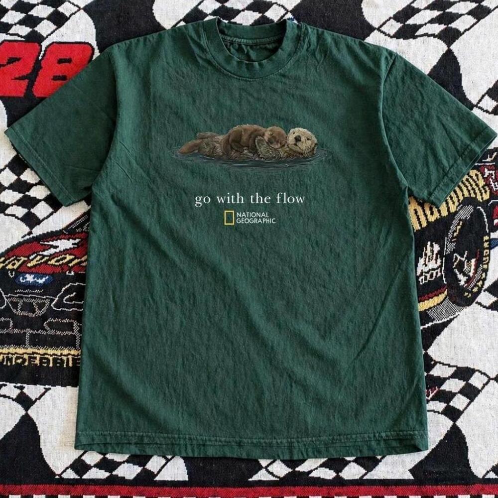 Gildan Men Green T-Shirt National Geographic Green Otter T-Shirt 1 - Picture 1 of 4